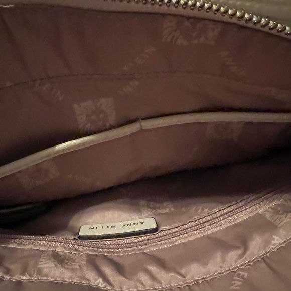 Anne Klein woman’s tote handbag in tan and blue. - Picture 7 of 8